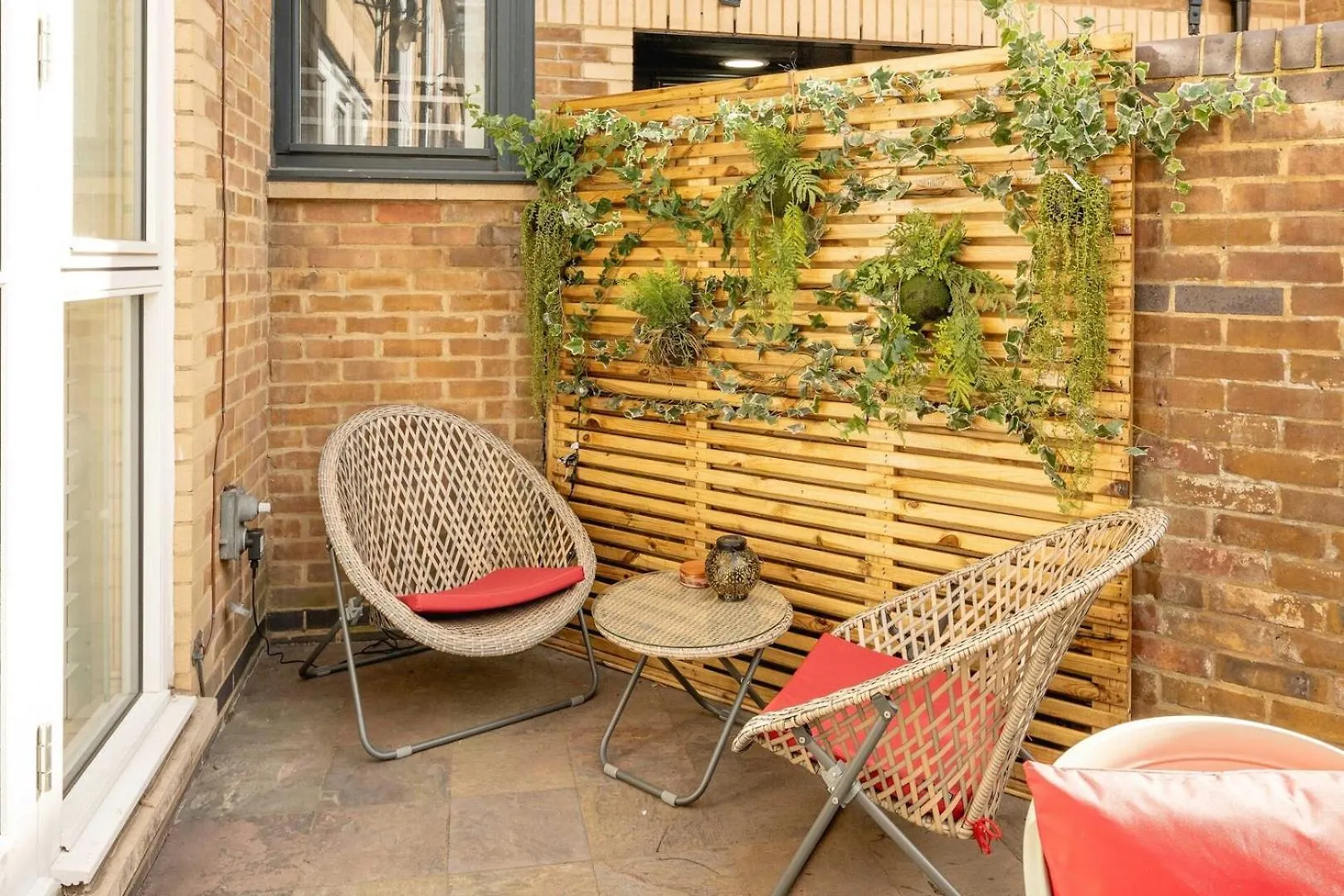 Serene Garden Flat - Steps From Tower Bridge London