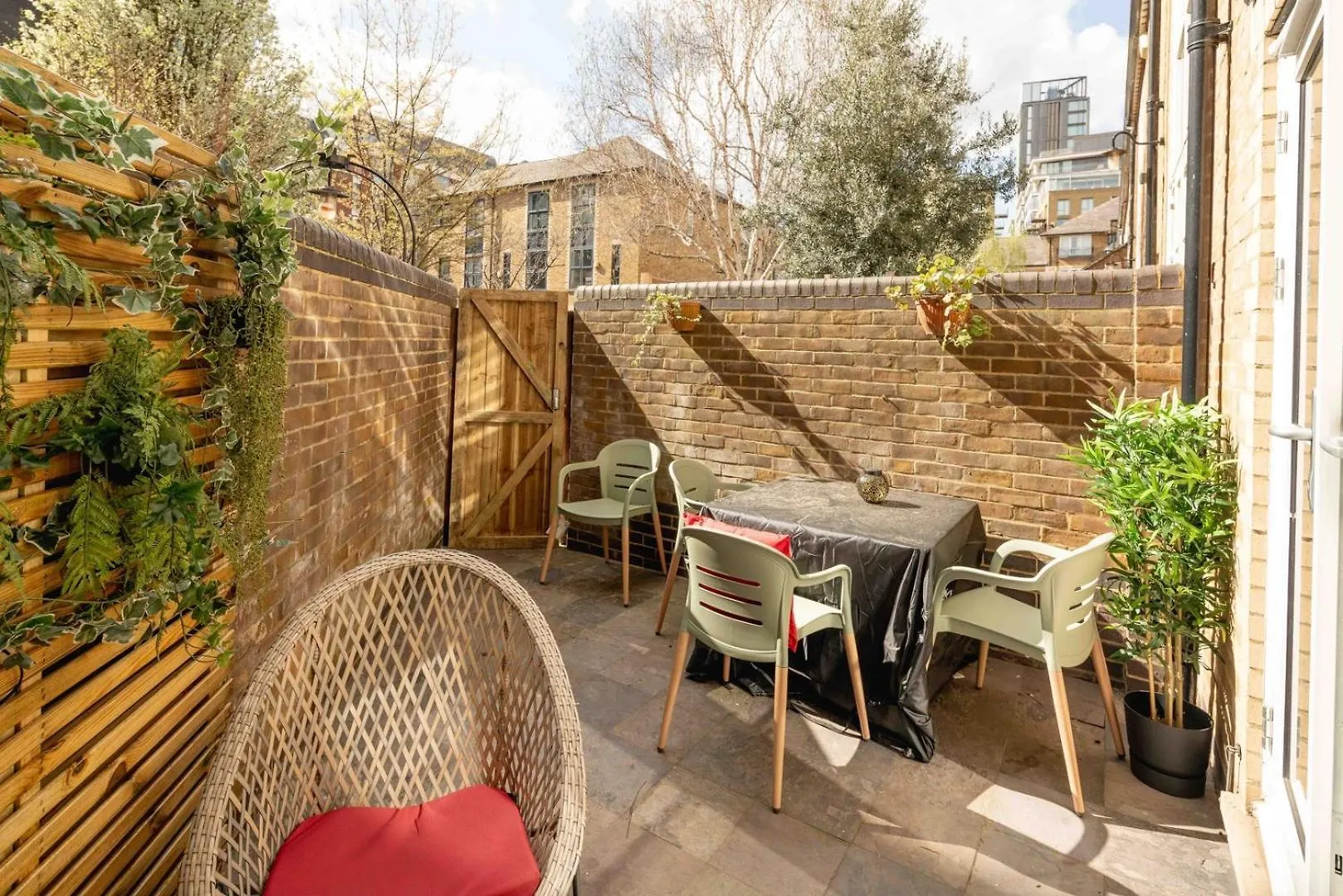 Serene Garden Flat - Steps From Tower Bridge London 0*,  United Kingdom