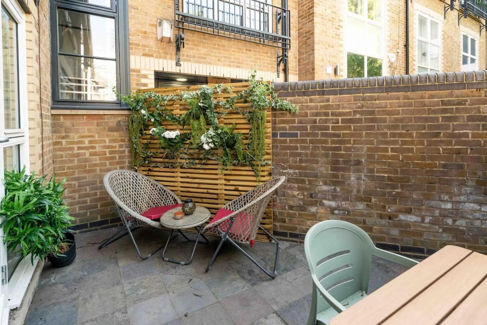 Apartment Serene Garden Flat - Steps From Tower Bridge London